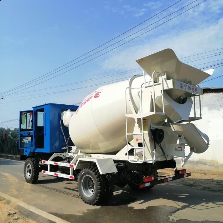 河南席老板的搅拌车灵活穿梭新农村建设 河南席老板的搅拌车灵活穿梭新农村建设